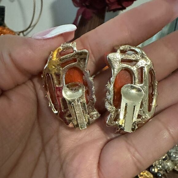 Vintage 'Art Co' Modern Red Jasper with Goldtone Clip-on Earrings - Picture 4 of 5